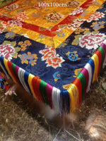 tapis traditionnel brodé patchwork géométrique couleurs vives élégant table manger