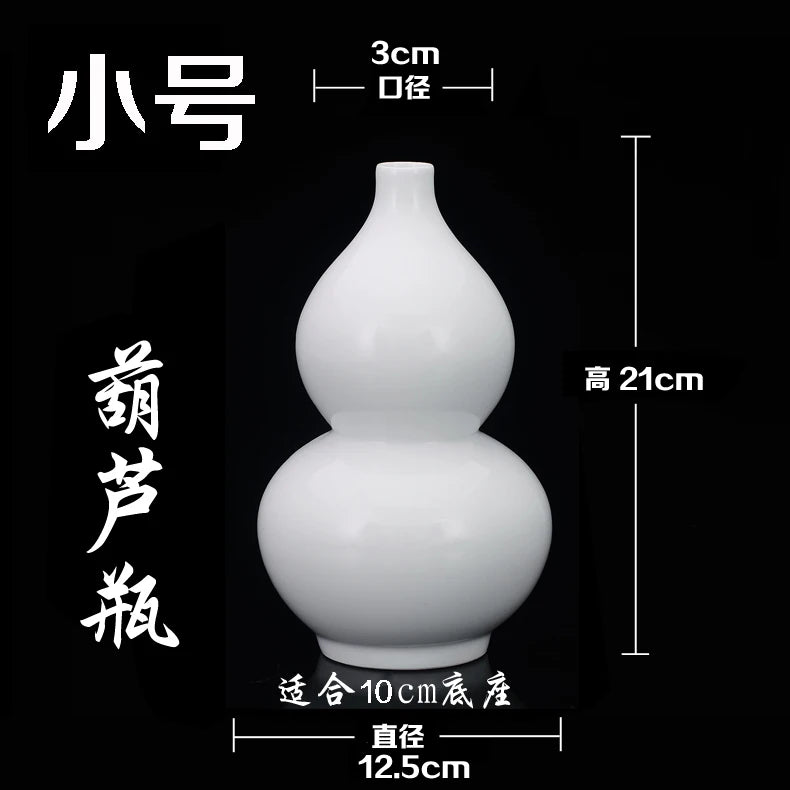 Vase décoratif en porcelaine blanche de style traditionnel chinois, avec une forme ronde et allongée.