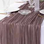 chemin table plissé moderne vert olive beige rouge brun élégant assiettes fourchettes couteaux serviettes