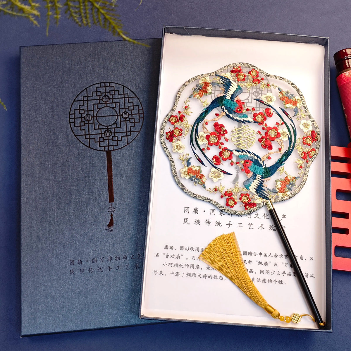 éventail traditionnel brodé oiseaux fleurs chinois rouge bleu doré poignée pompon