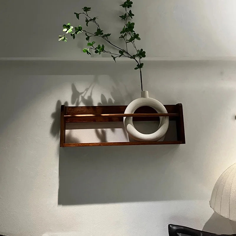 étagères murales bois naturel minimaliste horloge cadre photo vase lunettes plantes chambre salon