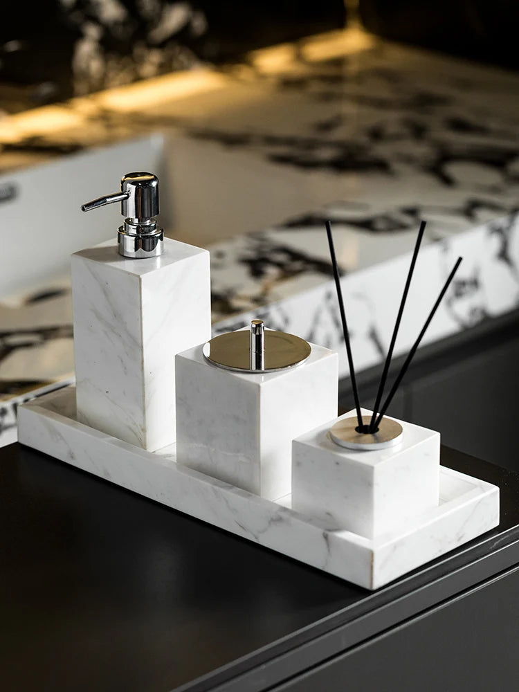 ensemble salle bain marbre blanc doré distributeur savon boîte mouchoirs diffuseur moderne