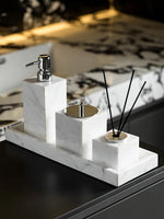 ensemble salle bain marbre blanc doré distributeur savon boîte mouchoirs diffuseur moderne