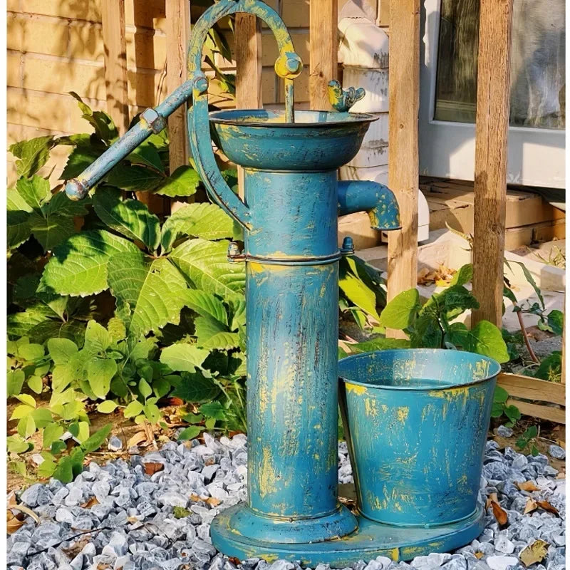 pots fleurs extérieurs décoration puits rouge bleu turquois vieilli rustique vintage plantes vertes fleur