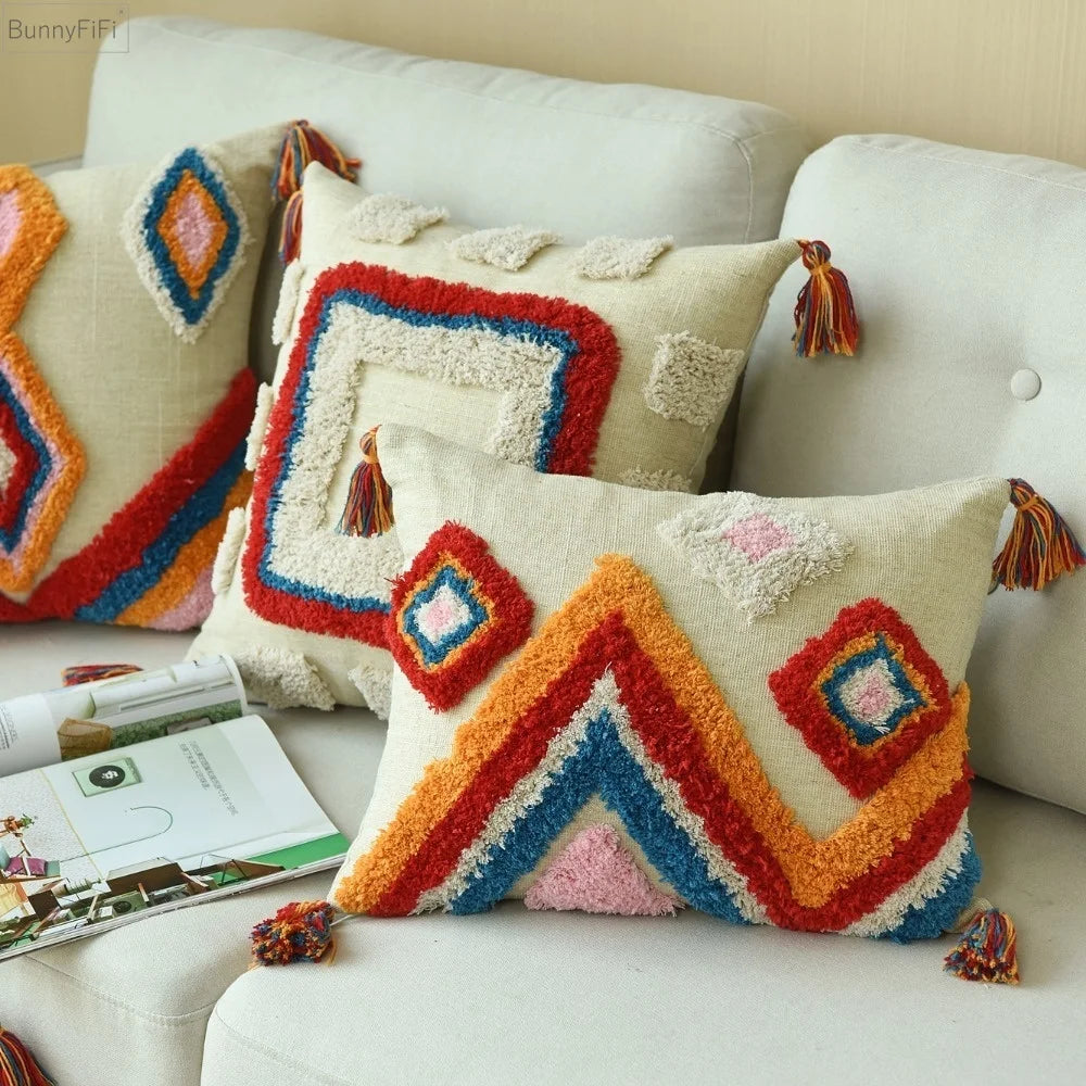 coussins decoratifs boheme ethnique motifs geometriques couleur beige rouge bleu orange rose jaune franges