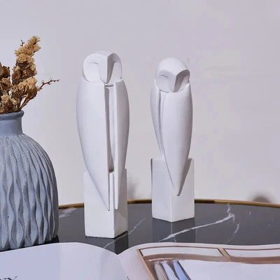 Statue hibou minimaliste blanche crème sur étagère