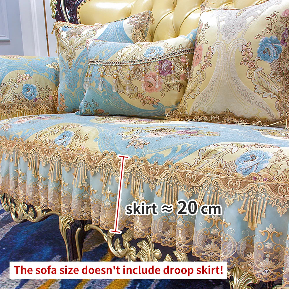 Luxueux canapé recouvert d'un motif floral complexe dans des tons bleus et dorés, avec une jupe tombante d'environ 20 cm de hauteur.