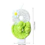 bougies anniversaire fleurs blanches jaunes ruban vert décor enfant paillettes multicolores festives gâteau