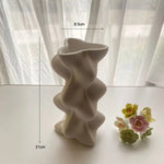 vase moderne blanc rayures fines porcelaine table arrangement floral accessoire maison minimaliste