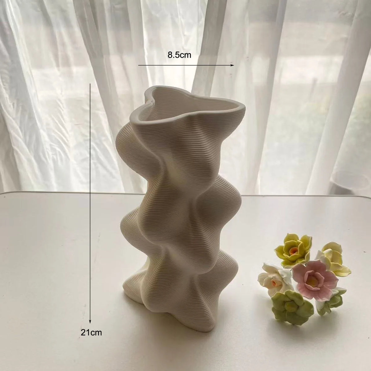 vase moderne blanc rayures fines porcelaine table arrangement floral accessoire maison minimaliste