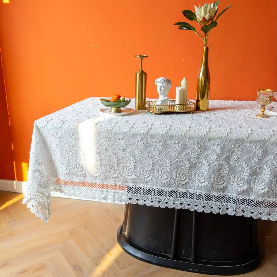nappe table blanche dentelle brodée fleurs classique mariage fête banquet