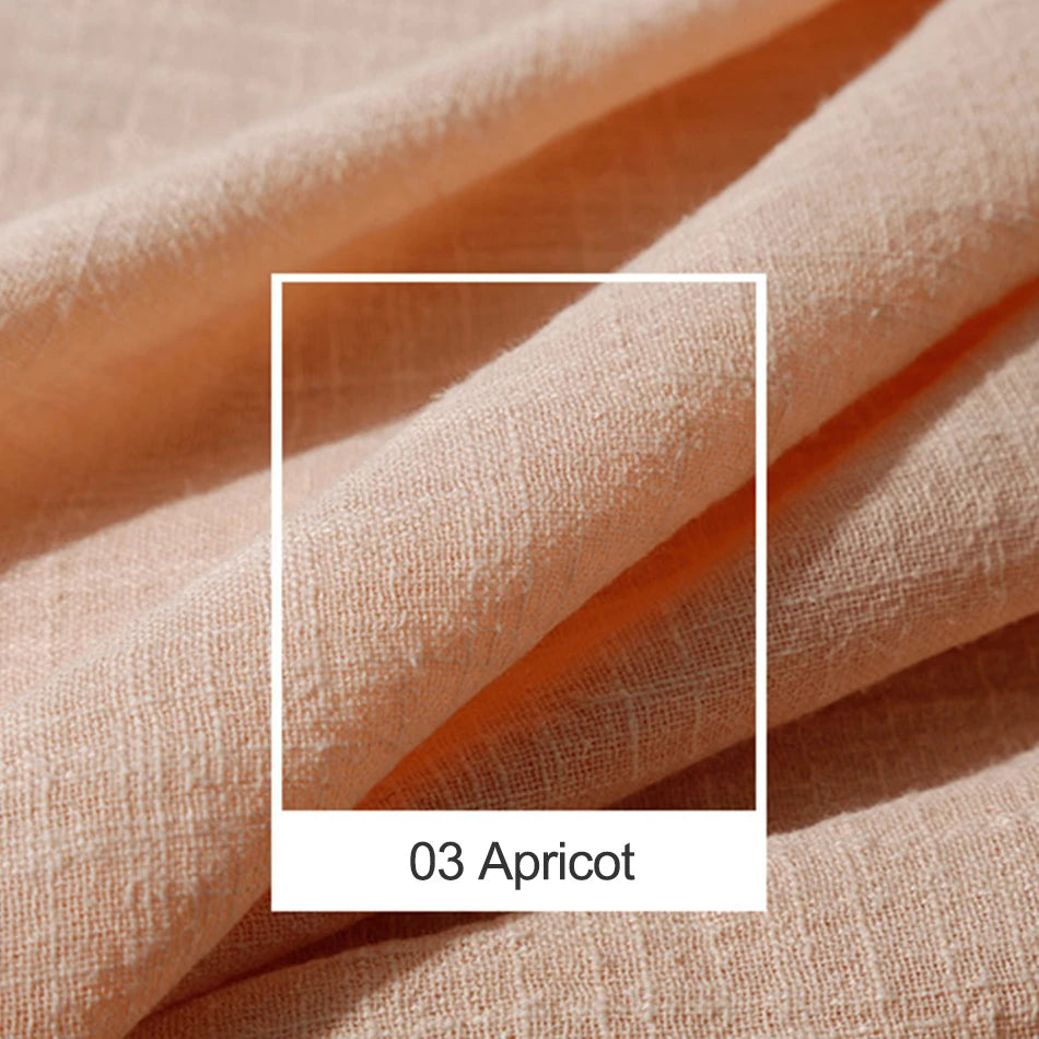 Tissu de couleur abricot avec des plis élégants.