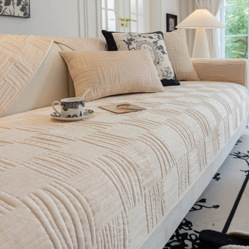 Lit douillet avec un motif de lignes texturées dans des tons neutres, avec un coussin décoratif et une tasse sur le côté, créant une atmosphère chaleureuse et apaisante.