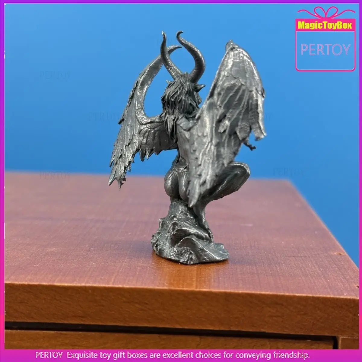 statue décorative créature mythologique féminine cornes ailes gris argent texture rugueuse gothique fantastique demoniaque