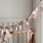 guirlande décoration chambre enfant rose pâle blanc beige dentelle satin romantique occasion fête