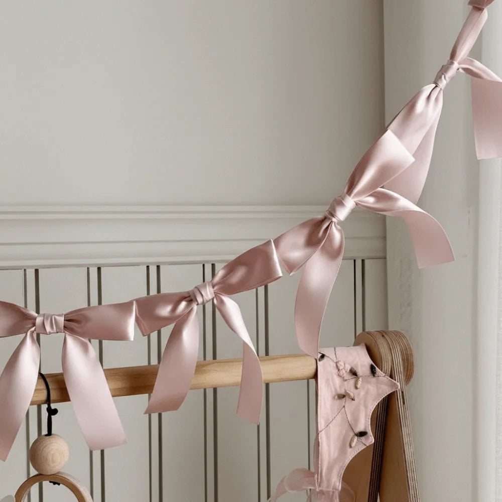 guirlande décoration chambre enfant rose pâle blanc beige dentelle satin romantique occasion fête