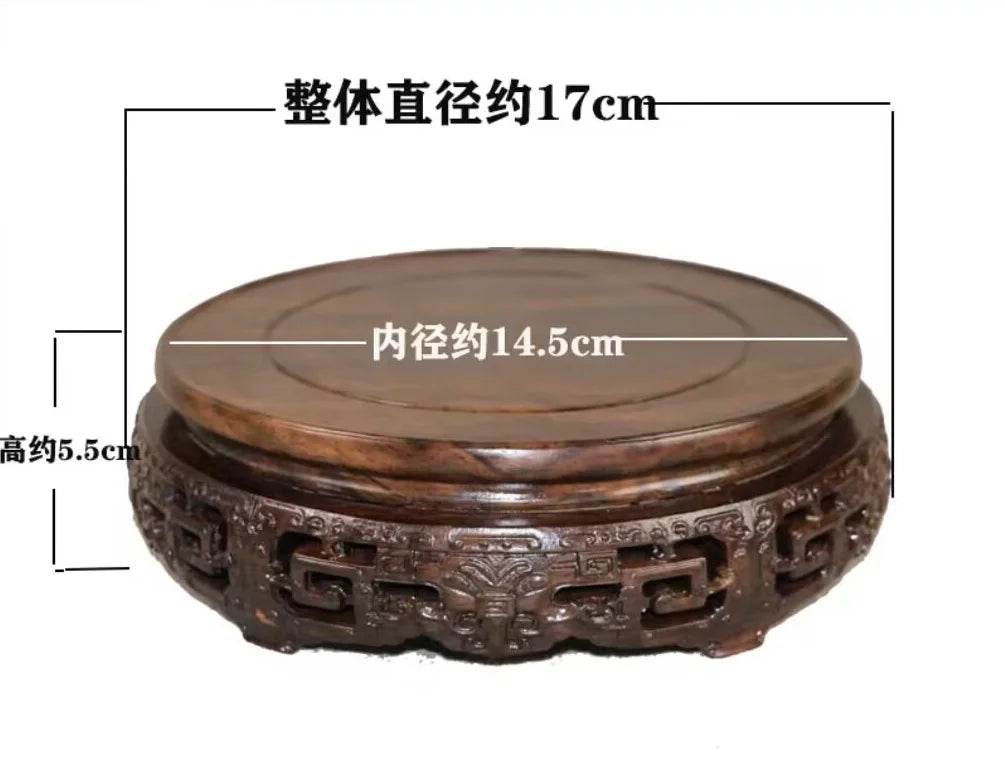 support circulaire bois sculpté artisanal traditionnel marron foncé détails complexes vase plantes décoration maison