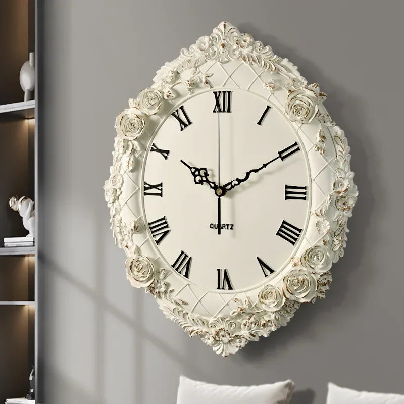 horloge murale vintage baroque motif floral roses bleu blanc argent aiguille quartz résine