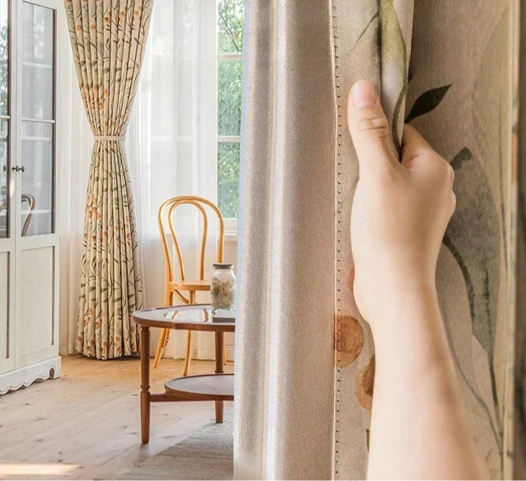Rideaux élégants pour salon, parfaits pour ajouter une touche de sophistication et de confort à votre intérieur. Design floral subtil apportant chaleur et lumière naturelle dans la pièce. Idéal pour une décoration moderne tout en optimisant l'intimité. Accessoire décoratif essentiel pour habiller vos fenêtres avec style.