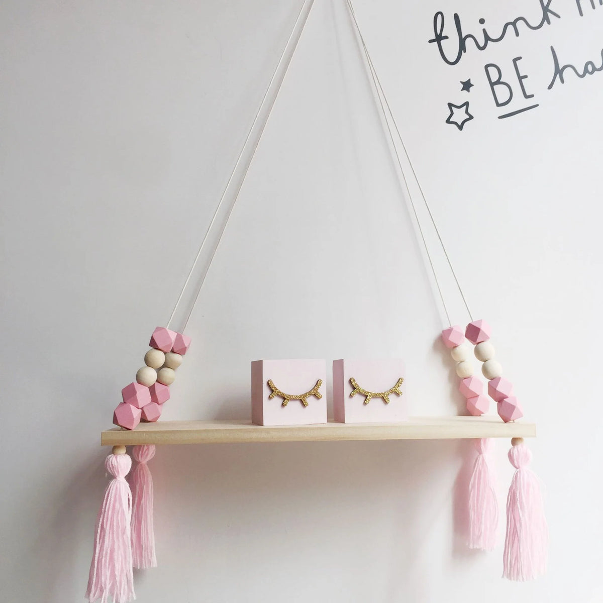 étagère suspendue bois rose boho chic pompons cordelette chambre coucher deco
