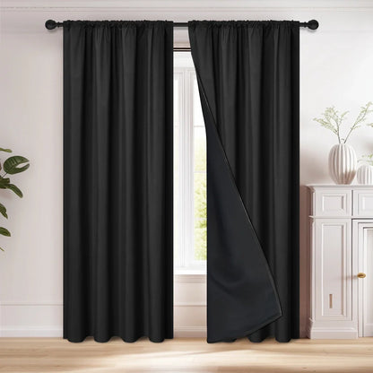 Image représentant une paire de rideaux luxueux noirs, drapés élégamment comme traitement de fenêtre dans un salon contemporain. Ces rideaux ajoutent une touche d'élégance et de sophistication à la pièce tout en offrant une solution pratique pour le contrôle de la lumière et de la vie privée.