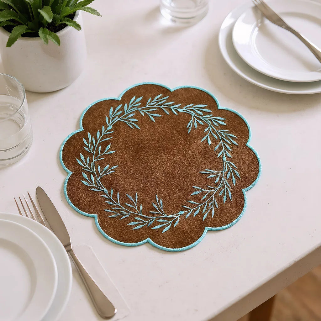 tapis table classique marron gris vert orange rouge guirlande feuilles blanches bordure dentelée 38cm