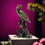 statue aigle or plumes détaillées rocher texturé décoration maison asiatique