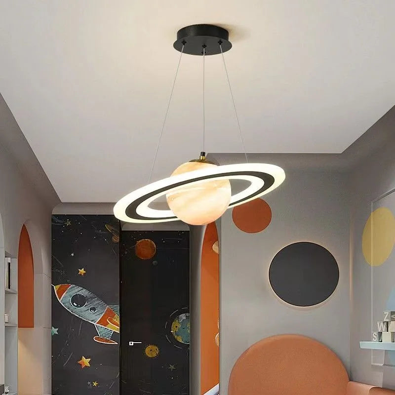 Suspension lumineuse planète marbrée étoiles nuages astronautes décoration chambre thème spatial moderne