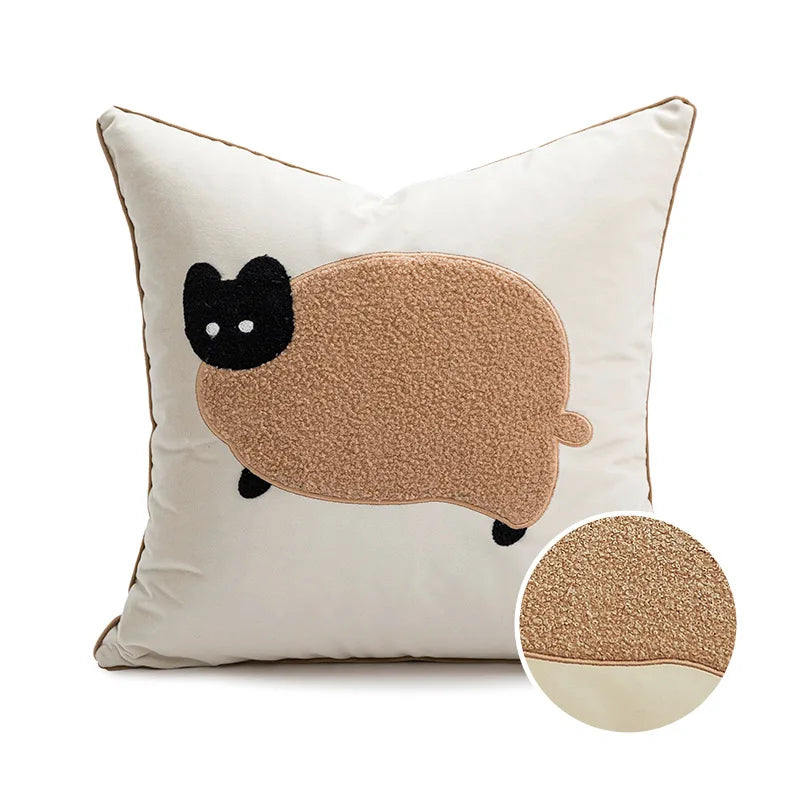 Coussin décoratif carré avec un chat marron et des détails en noir posé sur un fond blanc.