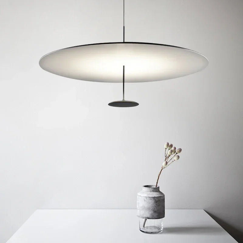 Détail de la lampe suspendue métallique avec ampoules