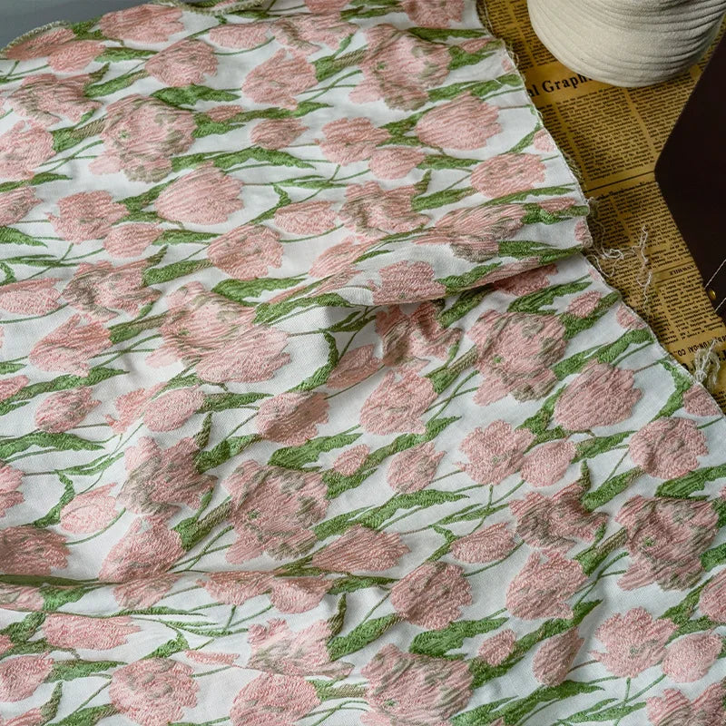 tissu polyester brodé fleurs roses feuilles vertes protection uv 136cm large opaque simple