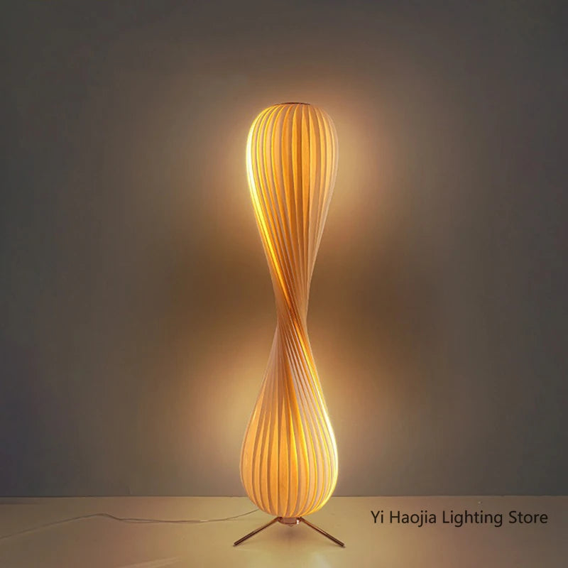Lampe sur pied en bois brun dans un intérieur épuré