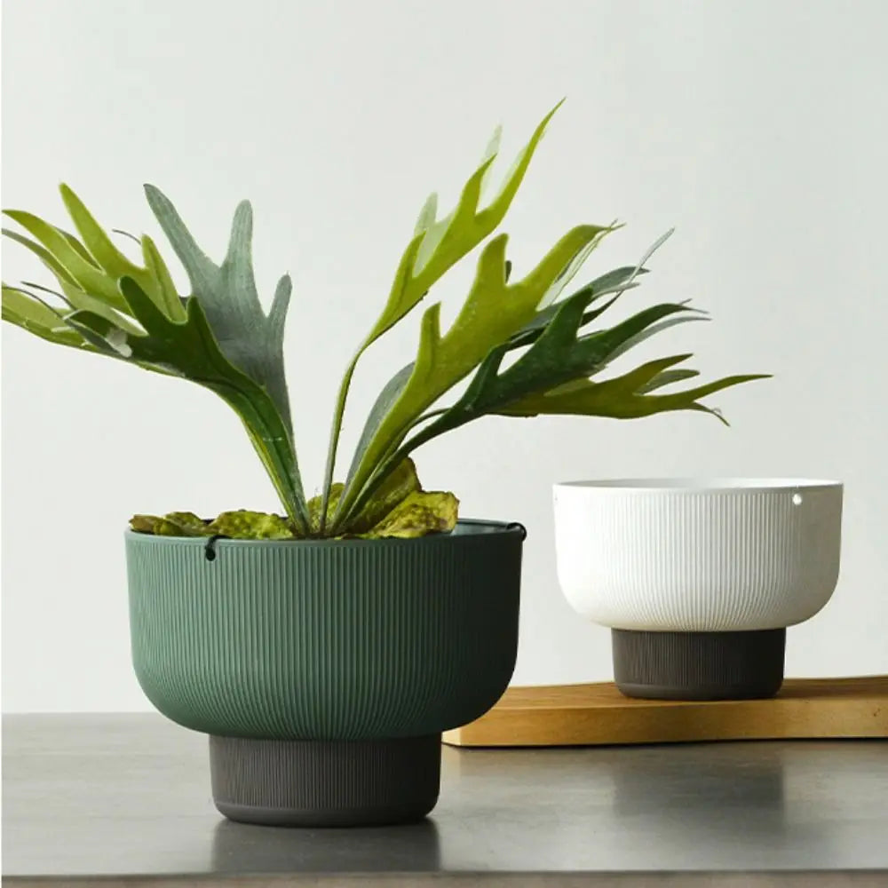 pots plante suspendus auto arrosants rayures verticales chaînes métalliques blanc vert gris moderne