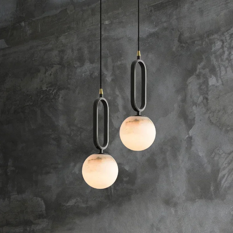 lampe suspendue marbre noir blanche moderne minimaliste globes translucides support métallique