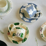 Des motifs floraux et feuillages ornent ces élégantes tasses de thé et soucoupes, créant une atmosphère naturelle et apaisante.