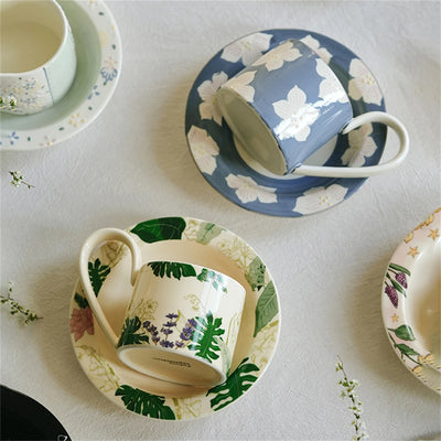 Des motifs floraux et feuillages ornent ces élégantes tasses de thé et soucoupes, créant une atmosphère naturelle et apaisante.