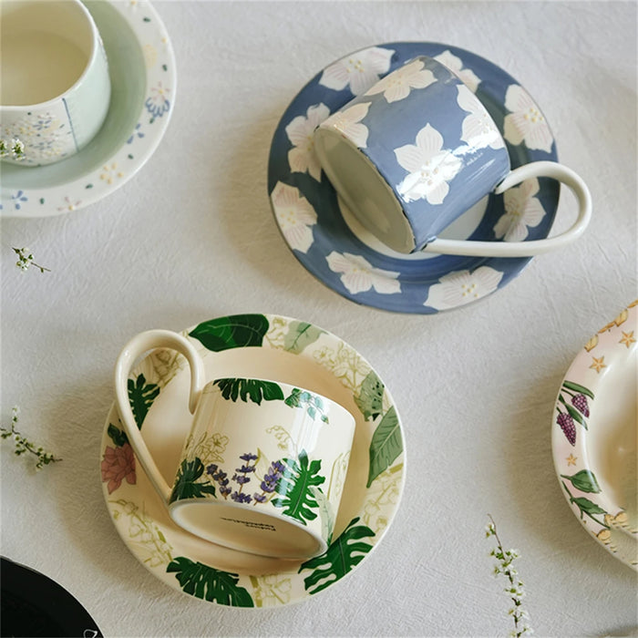 Des motifs floraux et feuillages ornent ces élégantes tasses de thé et soucoupes, créant une atmosphère naturelle et apaisante.