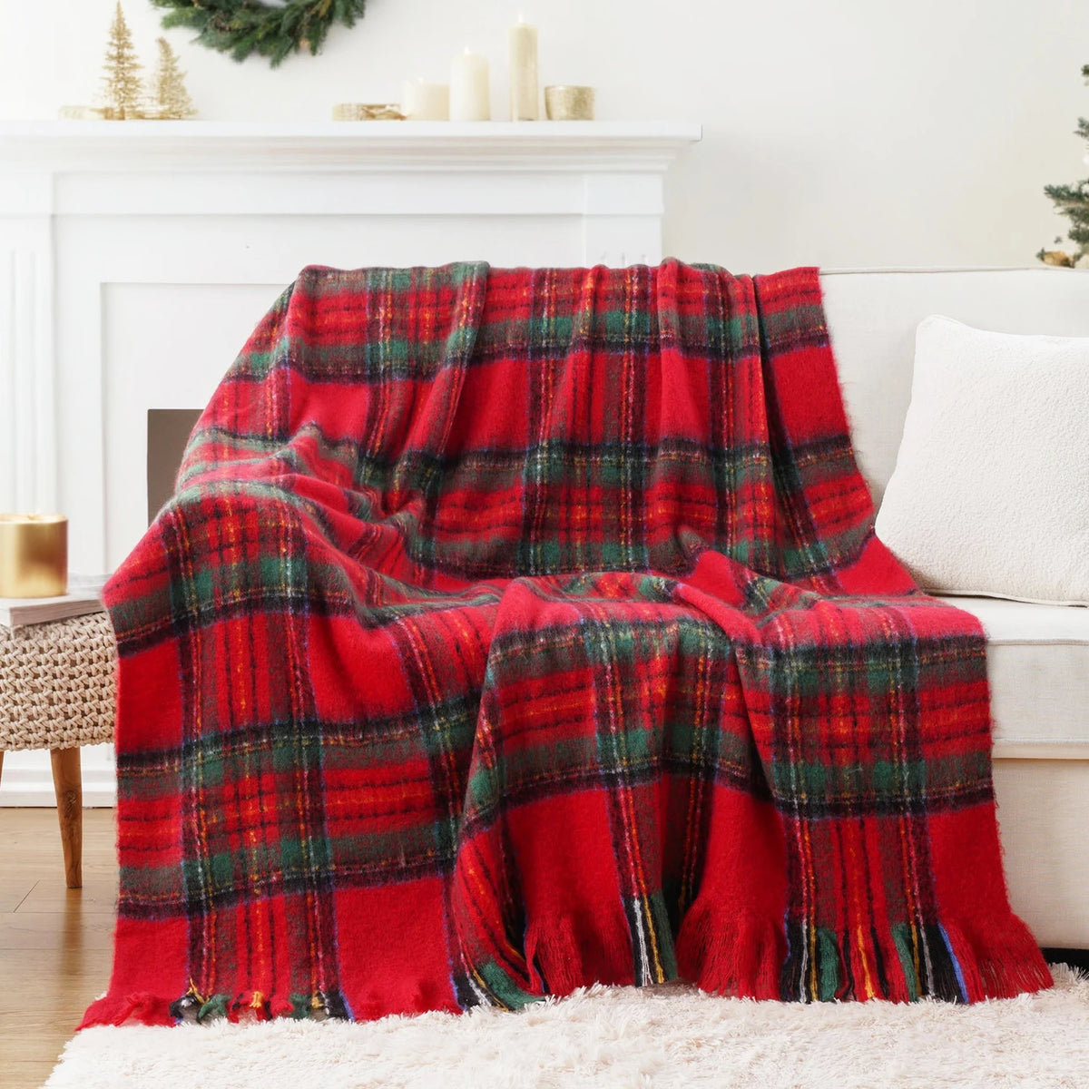 Couverture en flanelle à carreaux rouges et verts, parfait accessoire douillet et festif pour égayer le salon pendant la période des fêtes.