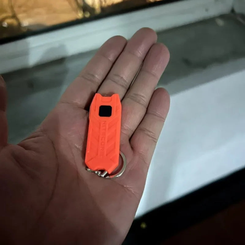 lampe torche rechargeable compacte moderne bleu noir orange logo nitecore anneau métallique certifiée ccc