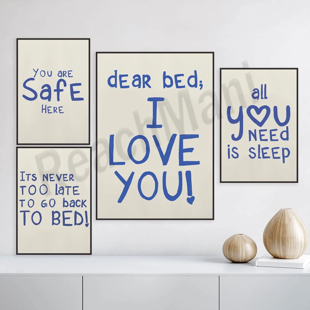 Cette image montre quatre cadres muraux avec des messages positifs et humoristiques sur le sommeil et le lit.