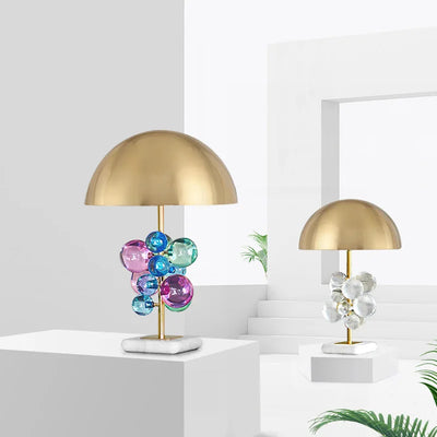 Lampe de table champignon doré avec boule de cristal multicolore allumée