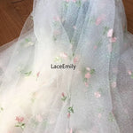 tissu dentelle transparent brodée motifs floraux roses feuilles romantique blanc rose vert