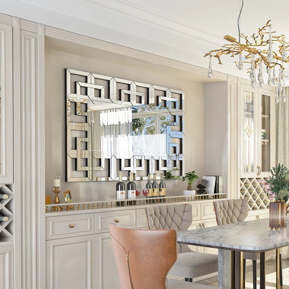 Un intérieur élégant et sophistiqué avec des meubles de luxe, des miroirs décoratifs et un lustre étincelant qui créent une atmosphère raffinée.