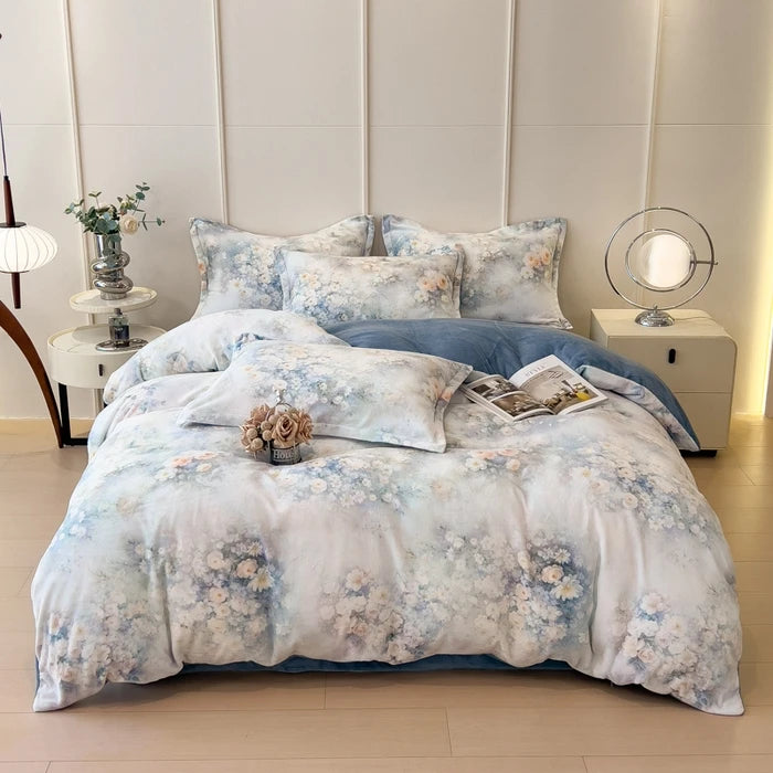 Cette chambre à coucher conçue avec élégance présente un magnifique ensemble de literie aux motifs floraux délicats, créant une atmosphère apaisante et raffinée.