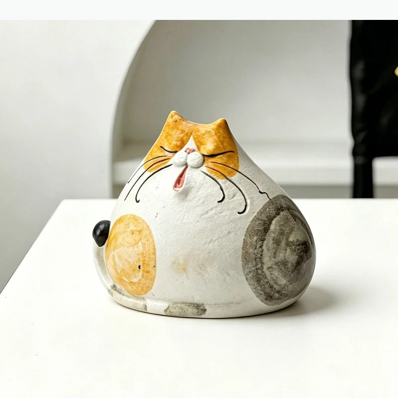 statue artisanale chat blanc orange gris yeux noirs oreilles pointues moderne décoration intérieure chambre