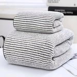serviettes rayées bambou séchage rapide douces absorbantes gris clair moderne ensemble bain pliées