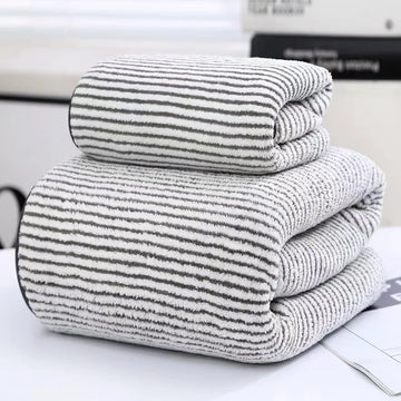 serviettes rayées bambou séchage rapide douces absorbantes gris clair moderne ensemble bain pliées