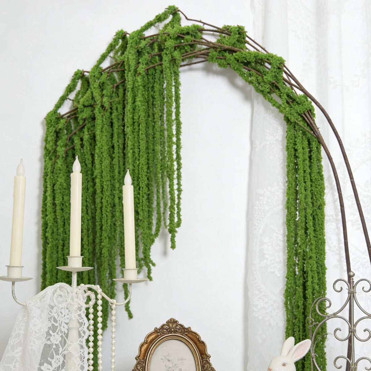arche décorative mariage extérieur fleurs feuillage franges rouge vert blanc naturel rustique