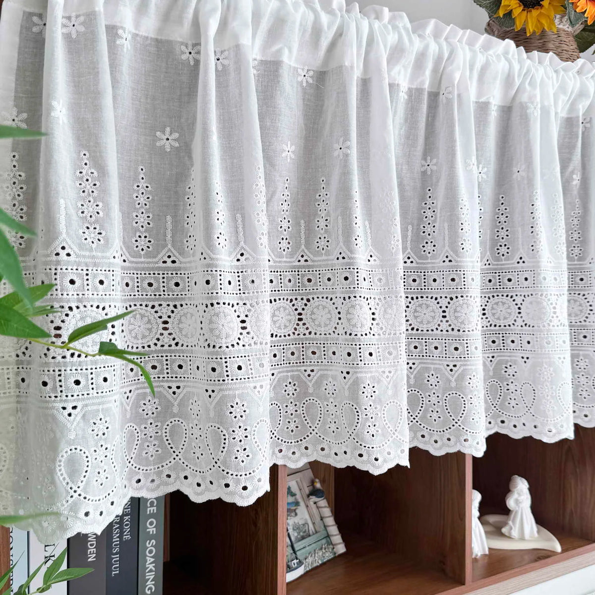 rideau floral transparent champêtre fenêtre cuisine décoration maison dentelle ajourée motifs géométriques