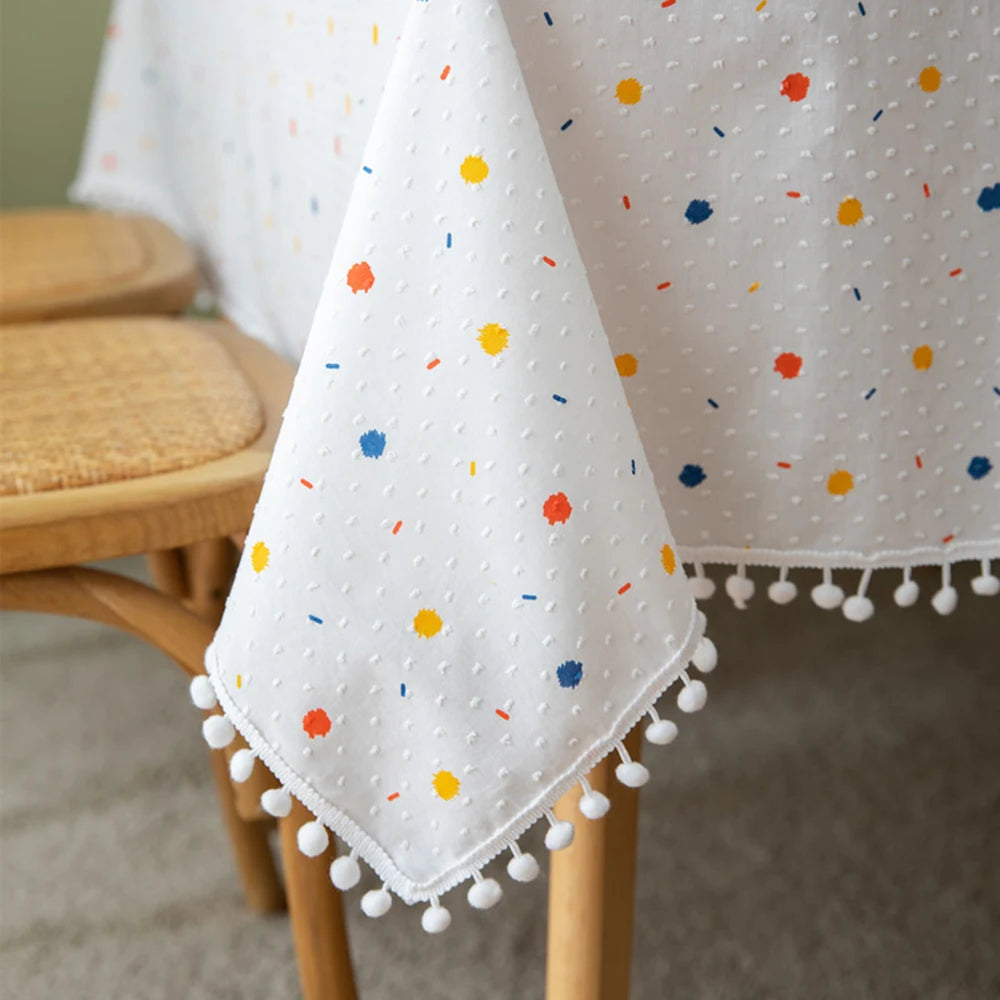 nappe table blanche moderne points multicolores bordure pompons extérieur intérieur mariage festivité geometrique